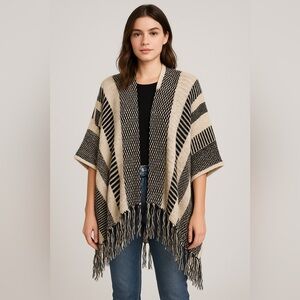 🖤💛Forever 21 Black and Cream Patterned Knit poncho size S/M oversize 🖤💛Box D